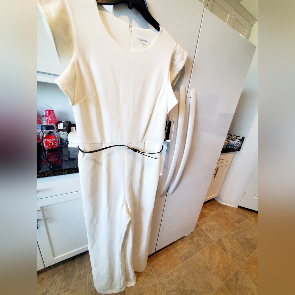 Elegant White Wide-Leg Jumpsuit With Side Pockets